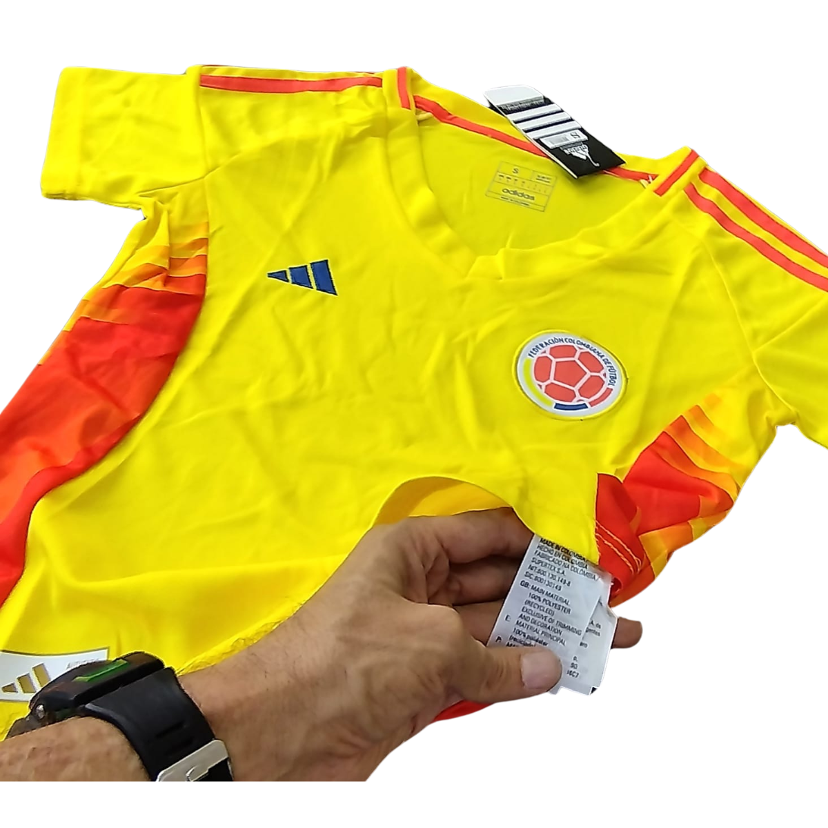 CAMISETA SELECCIÓN COLOMBIA MUJER: LA MEJOR OPCIÓN PARA APOYAR A TU EQUIPO. Si estás buscando una Camiseta Selección Colombia Mujer, has llegado al lugar indicado. En Onlineshoppingcenterg, te ofrecemos las mejores opciones para que puedas vestir con orgullo los colores de la selección de fútbol de Colombia. Tanto si eres una aficionada fiel como si solo estás buscando una prenda de calidad para lucir en los días de partido, aquí encontrarás toda la información que necesitas para realizar la mejor compra.  ¿Por qué comprar una Camiseta Selección Colombia Mujer? Las camisetas de fútbol no solo son una prenda más en el armario de una aficionada, son un símbolo de pasión, orgullo y conexión con el equipo. Cuando compras una Camiseta Selección Colombia Mujer, estás apoyando a tu selección y mostrándolo con estilo. Las versiones para mujer están diseñadas especialmente para ofrecer comodidad y un ajuste perfecto a las curvas femeninas, haciéndolas no solo funcionales, sino también elegantes y modernas.  Beneficios de tener una Camiseta Selección Colombia Mujer Conexión con la selección: Al ponerte la camiseta de tu equipo, te sientes más cerca de los jugadores y del éxito de Colombia en el fútbol internacional. Comodidad y estilo: Las camisetas actuales están confeccionadas con materiales de alta calidad, lo que las hace cómodas de llevar durante todo el día. Diseños modernos: Las ediciones recientes de la camiseta de la Selección Colombia para mujer combinan tradición con modernidad, dándote un look deportivo y a la moda. Variedad de opciones: ¿Qué Camiseta Selección Colombia Mujer elegir? En Onlineshoppingcenterg, tenemos varias versiones de la Camiseta Selección Colombia Mujer para que puedas elegir la que más te guste o la que mejor se ajuste a la ocasión. Aquí te damos un resumen de las opciones más populares.